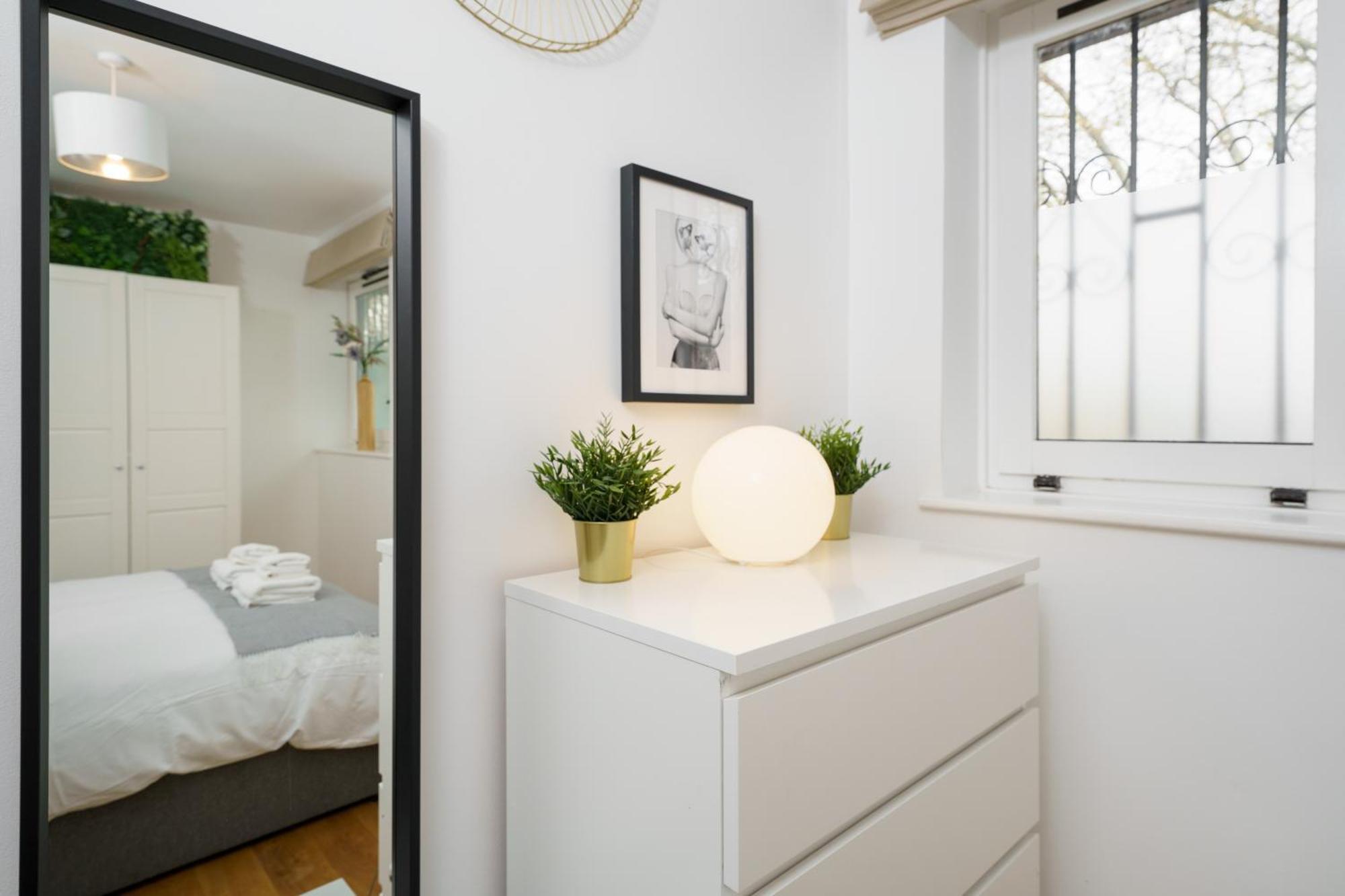 Lovely Apartment In Victoria Park Village London Exteriör bild