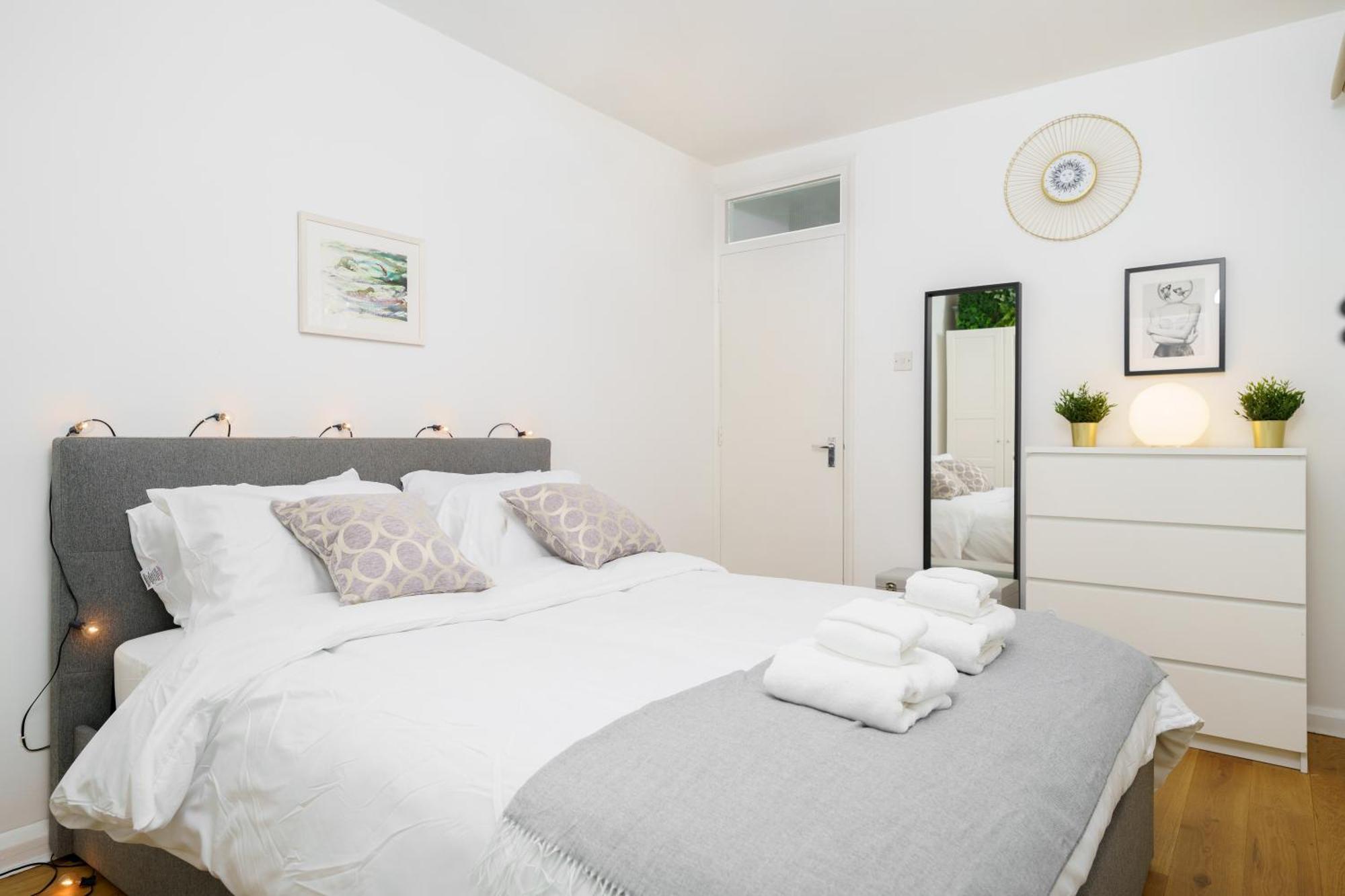 Lovely Apartment In Victoria Park Village London Exteriör bild