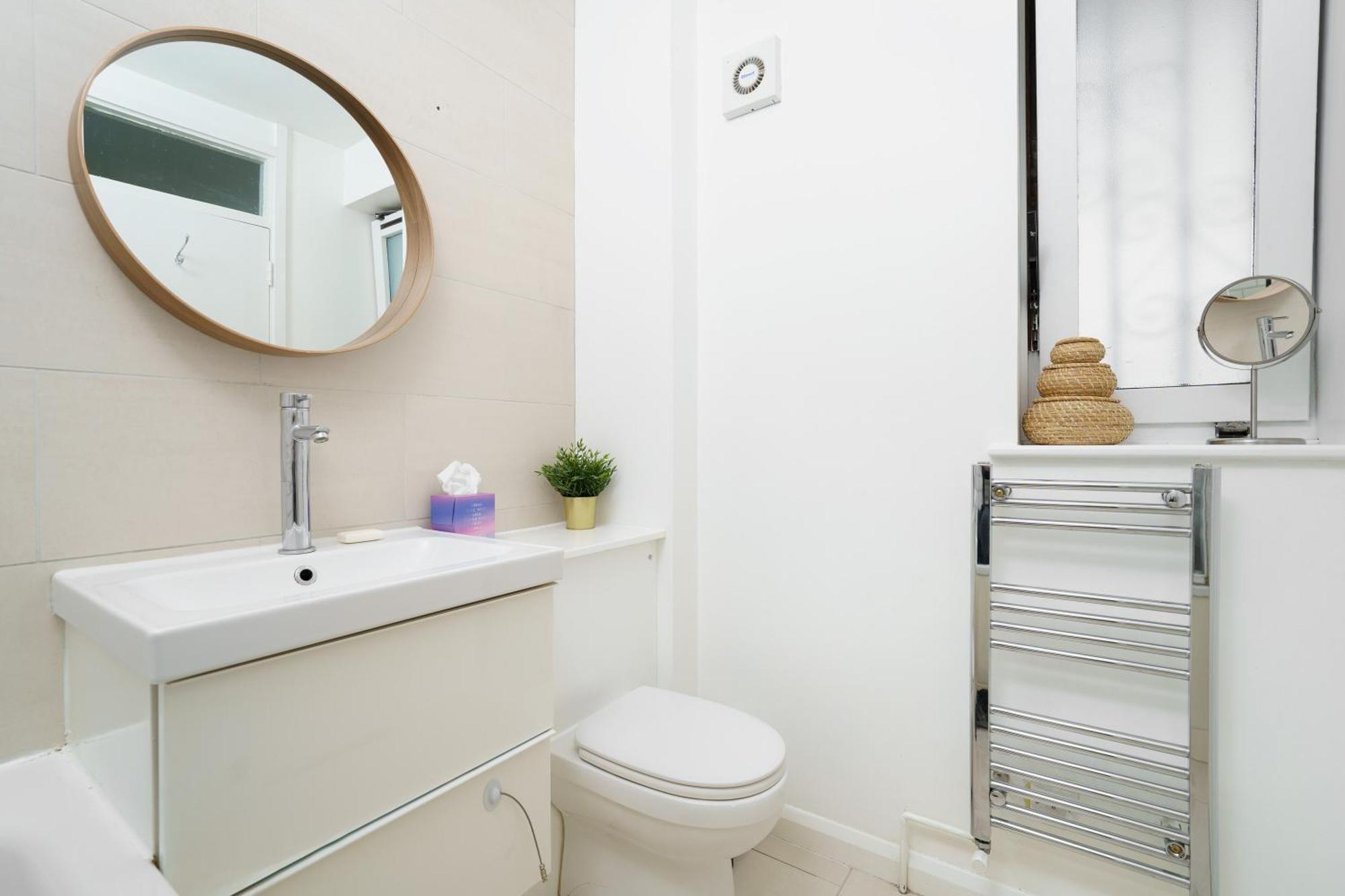 Lovely Apartment In Victoria Park Village London Exteriör bild